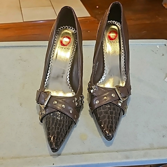 Red Circle Heels, Sz 8.5, Brown, Buckle Design Silvertone Round & Square Studs - Picture 2 of 16